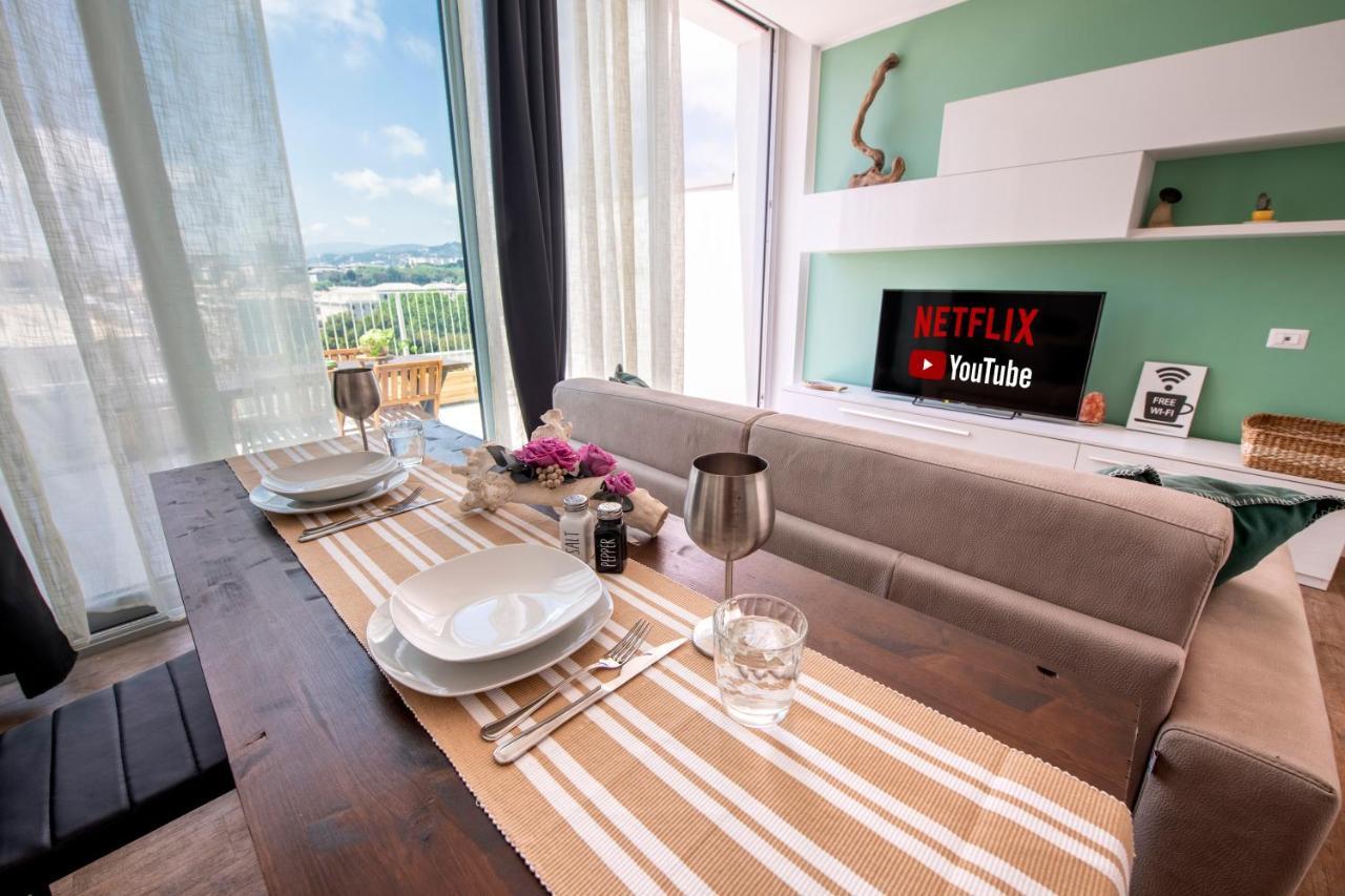 Attico Luxury Con Parcheggio E Terrazza Vista Mozzafiato Lägenhet Genua Exteriör bild