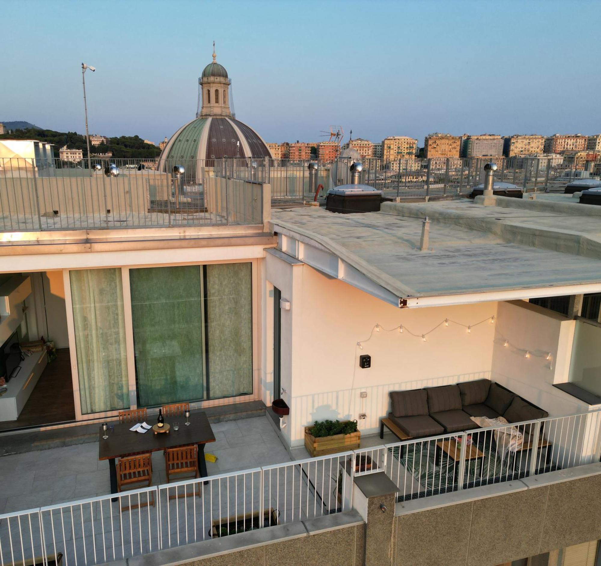 Attico Luxury Con Parcheggio E Terrazza Vista Mozzafiato Lägenhet Genua Exteriör bild