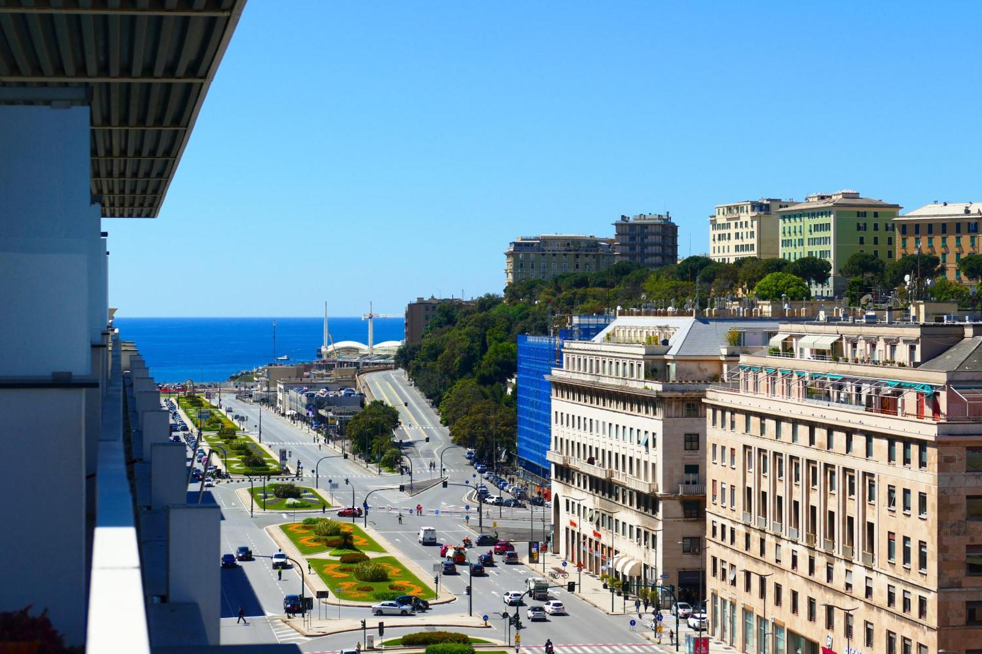 Attico Luxury Con Parcheggio E Terrazza Vista Mozzafiato Lägenhet Genua Exteriör bild