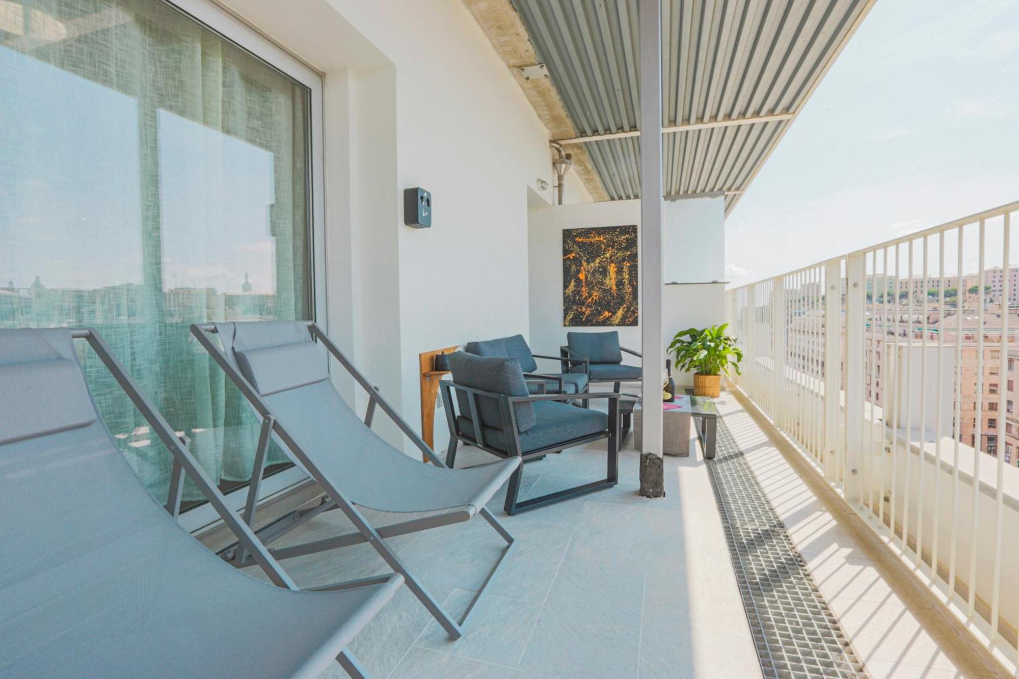 Attico Luxury Con Parcheggio E Terrazza Vista Mozzafiato Lägenhet Genua Rum bild